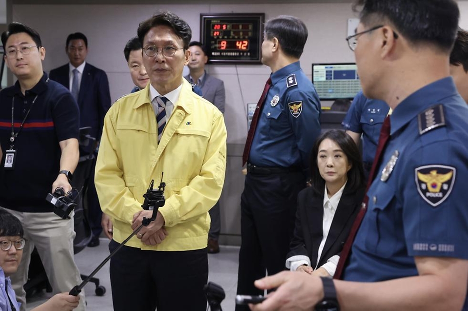 김민석 국무총리가 추석 연휴를 하루 앞둔 2일 종로구 서울경찰청 112종합상황실을 방문, 현황 점검하고 있다.