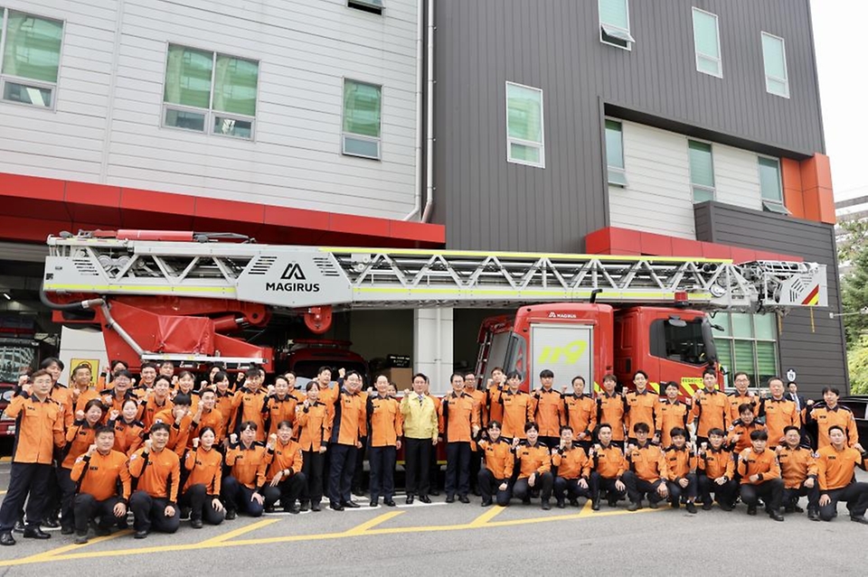 김민석 국무총리가 추석 연휴를 하루 앞둔 2일 종로구 종로소방서를 방문, 근무자들을 격려하고 있다.