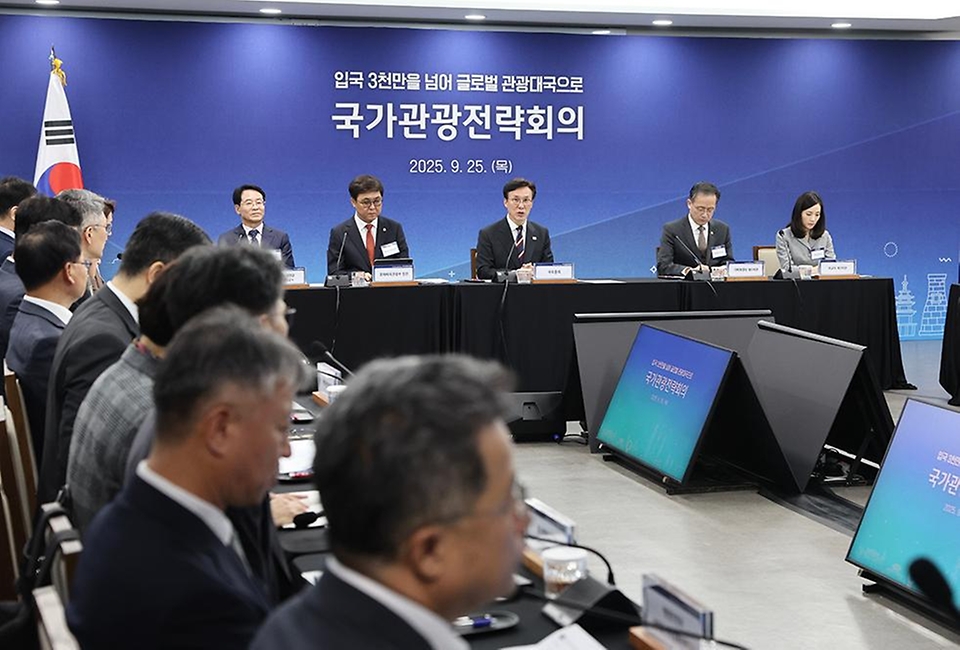 김민석 국무총리가 25일 중구 다동 하이커그라운드에서 열린 국가관광전략회의를 주재하고 있다.