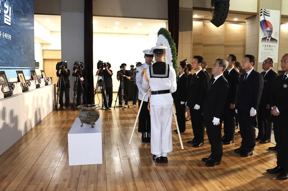 김민석 국무총리가 13일 동작구 국립서울현충원에서 열린 국외 안장 독립유공자 유해봉환식에서 분향 및 묵념을 하고 있다.