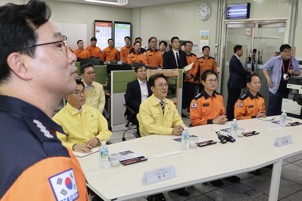 김민석 국무총리가 추석 연휴를 하루 앞둔 2일 종로구 종로소방서를 방문, 근무자들을 격려하고 있다.