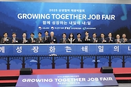 김민석 국무총리가 21일 강서구 코엑스 마곡에서 열린 2025 민관합동 상생협력 채용박람회 개막식에서 축사 및 기념촬영을 하고 있다.