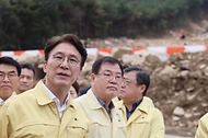 김민석 국무총리가 19일 경남 산청군 시천면을 찾아 산불 피해 및 복구현황을 보고받고 현장을 점검하고 있다.