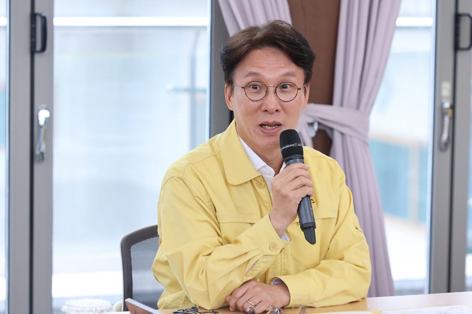 김민석 국무총리가 19일 경남 산청군 시천면 한국선비문화연구원에 마련된 산불 이재민 주거시설을 찾아 이재민과 간담회를 하고 있다.