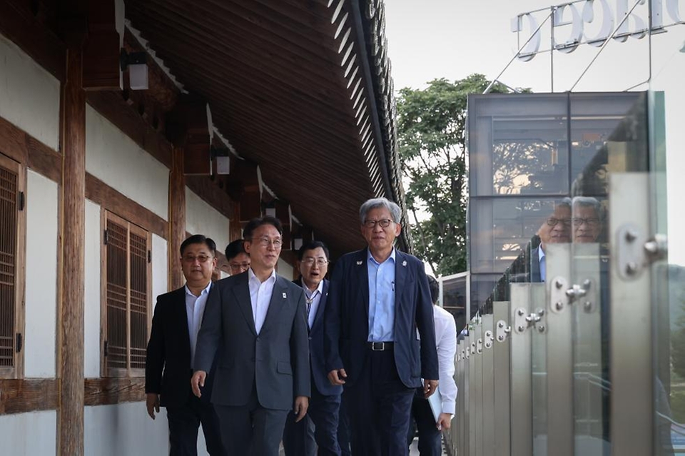 김민석 국무총리가 29일 경북 경주시 플레이스씨 갤러리에서 열린 APEC 문화·관광 분야 현장점검 회의에서 모두발언을 하고 있다.