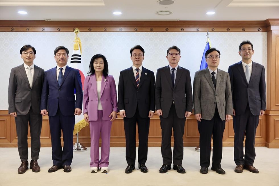 김민석 국무총리가 1일 세종대로 정부서울청사에서 열린 국가기간 전력망 확충위원회 위촉식에서 위원들에게 위촉장을 수여하고 있다.