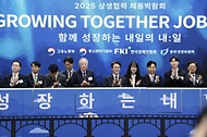 김민석 국무총리가 21일 강서구 코엑스 마곡에서 열린 2025 민관합동 상생협력 채용박람회 개막식에서 축사 및 기념촬영을 하고 있다.