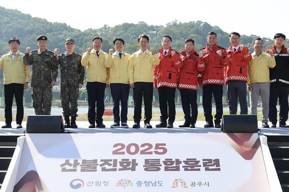 김민석 국무총리가 22일 충남 공주시 공산성 일대에서 열린 2025년 산불진화 통합훈련에 참석, 산불 진화 장비를 살펴보고 있다.