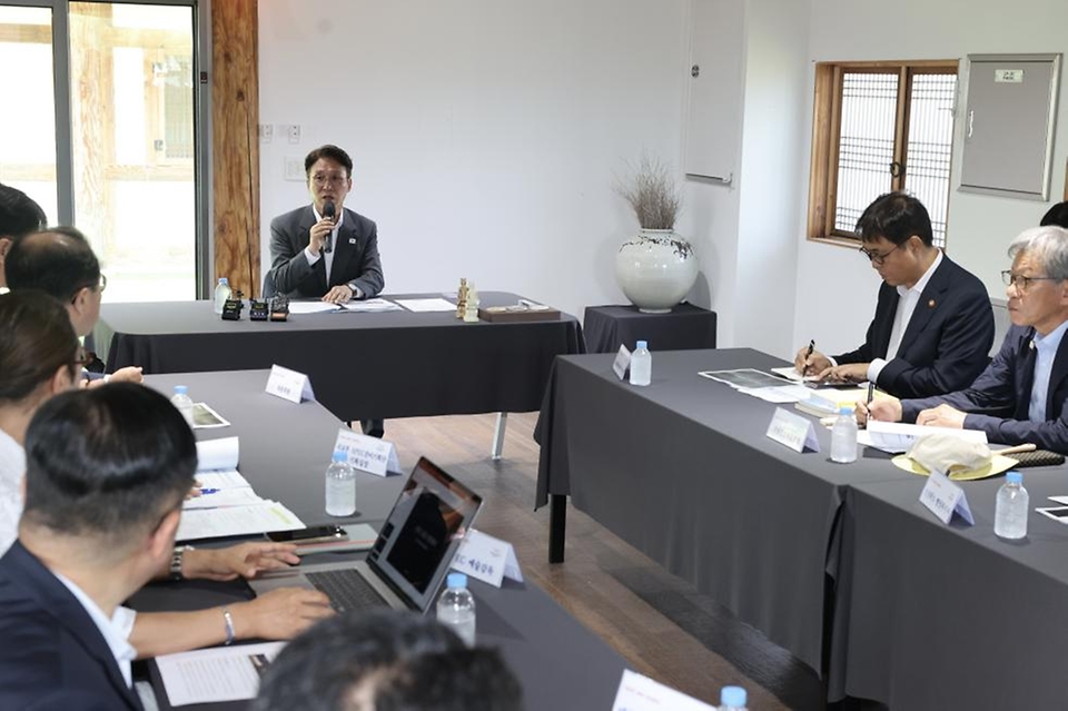 김민석 국무총리가 29일 경북 경주시 플레이스씨 갤러리에서 열린 APEC 문화·관광 분야 현장점검 회의에서 모두발언을 하고 있다.