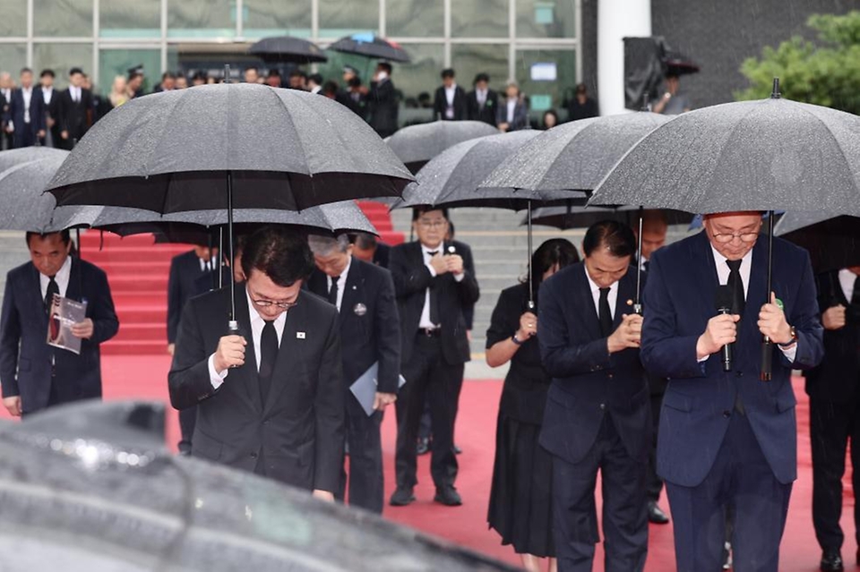 김민석 국무총리가 13일 동작구 국립서울현충원에서 열린 국외 안장 독립유공자 유해봉환식에서 분향 및 묵념을 하고 있다.