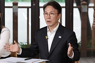 김민석 국무총리가 22일 대구 계명대학교 성서캠퍼스에서 열린 '미래대화 1·2·3 #청년일자리' 제4차 K-토론나라에서 청년들과 대화를 나누고 있다.