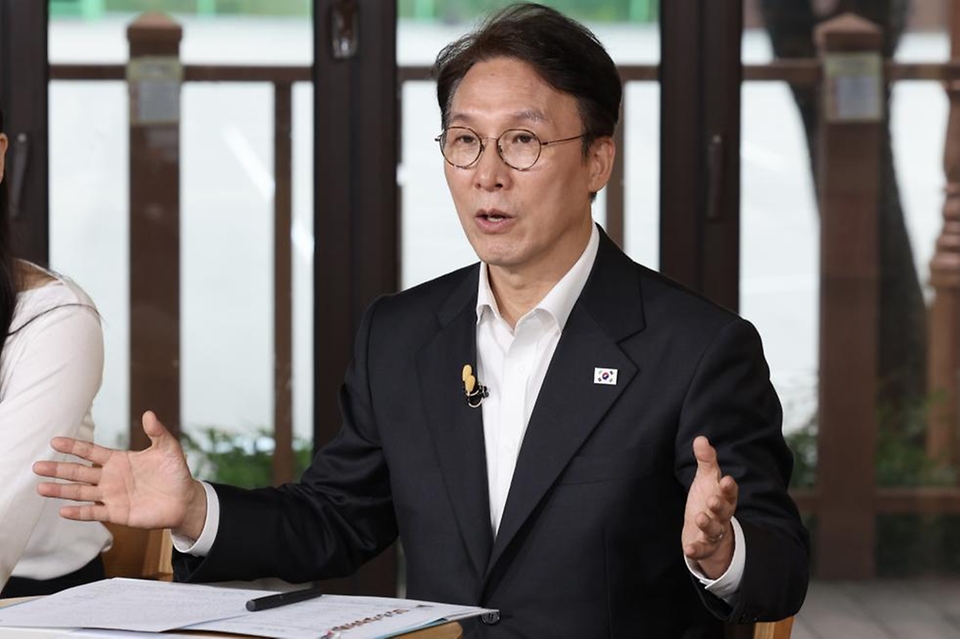 김민석 국무총리가 22일 대구 계명대학교 성서캠퍼스에서 열린 '미래대화 1·2·3 #청년일자리' 제4차 K-토론나라에서 청년들과 대화를 나누고 있다.
