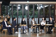 김민석 국무총리가 22일 대구 계명대학교 성서캠퍼스에서 열린 '미래대화 1·2·3 #청년일자리' 제4차 K-토론나라에서 청년들과 대화를 나누고 있다.