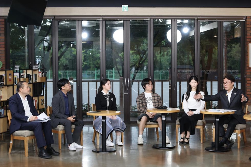 김민석 국무총리가 22일 대구 계명대학교 성서캠퍼스에서 열린 '미래대화 1·2·3 #청년일자리' 제4차 K-토론나라에서 청년들과 대화를 나누고 있다.