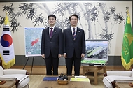 김민석 국무총리가 22일 대구시청 동인청사를 방문, 김정기 대구시장 권한대행과 대구시 현안 사업에 대해 논의를 하고 있다.