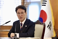 김민석 국무총리가 12일 세종대로 정부서울청사에서 열린 제9차 자살예방정책위원회 회의를 주재하고 있다.