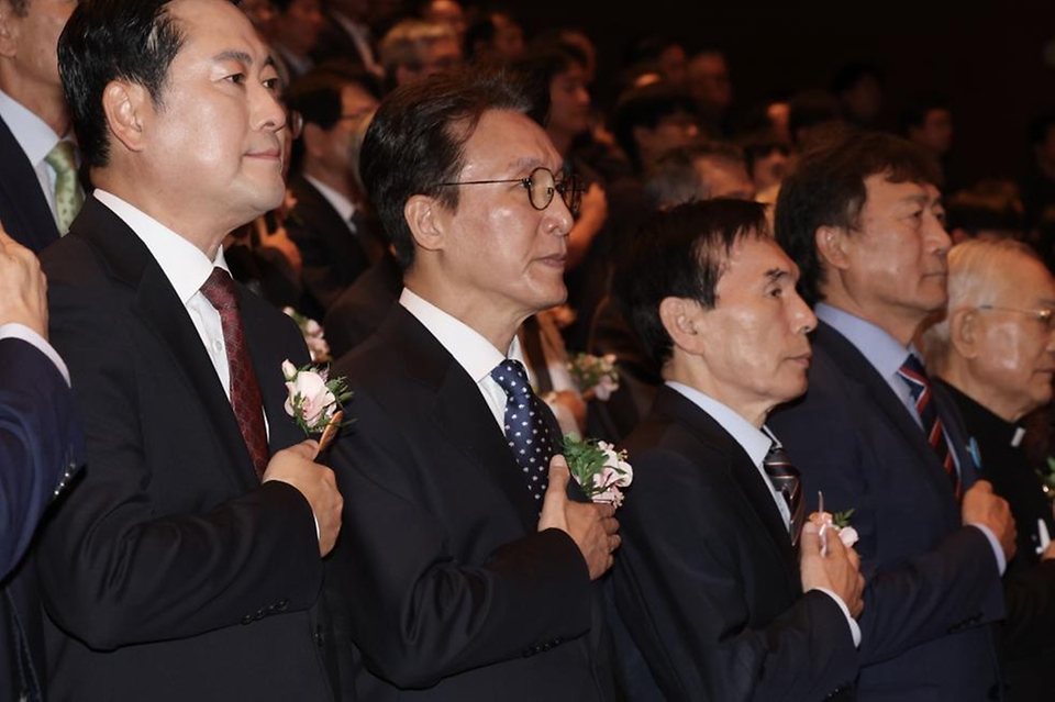 김민석 국무총리가 16일 경남 창원시 3·15아트센터에서 열린 제46주년 부마민주항쟁 기념식에 참석, 기념사를 하고 있다.