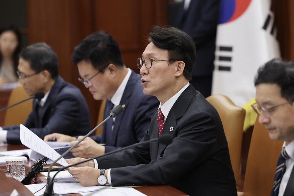 김민석 국무총리가 24일 세종대로 정부서울청사에서 열린 국정현안관계장관회의를 주재, 모두발언을 하고 있다.