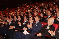 김민석 국무총리가 16일 경남 창원시 3·15아트센터에서 열린 제46주년 부마민주항쟁 기념식에 참석, 기념사를 하고 있다.