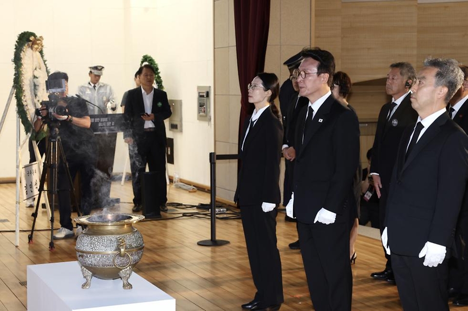 김민석 국무총리가 13일 동작구 국립서울현충원에서 열린 국외 안장 독립유공자 유해봉환식에서 분향 및 묵념을 하고 있다.