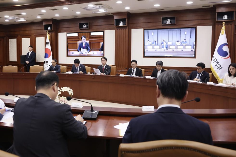 김민석 국무총리가 24일 세종대로 정부서울청사에서 열린 국정현안관계장관회의를 주재, 모두발언을 하고 있다.