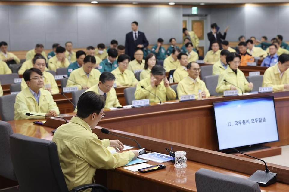 김민석 국무총리가 12일 세종대로 정부서울청사서 열린 을지연습 사후강평회의를 주재하고 있다.