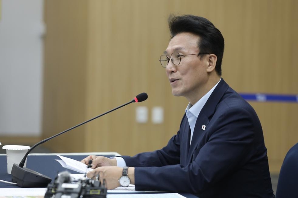 김민석 국무총리가 11일 경북 경주시 화백컨벤션센터(HICO)에서 APEC 정상회의 준비 상황을 보고 받고 있다.