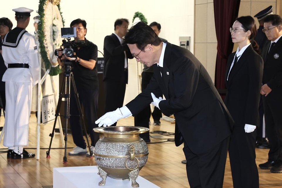 김민석 국무총리가 13일 동작구 국립서울현충원에서 열린 국외 안장 독립유공자 유해봉환식에서 분향 및 묵념을 하고 있다.