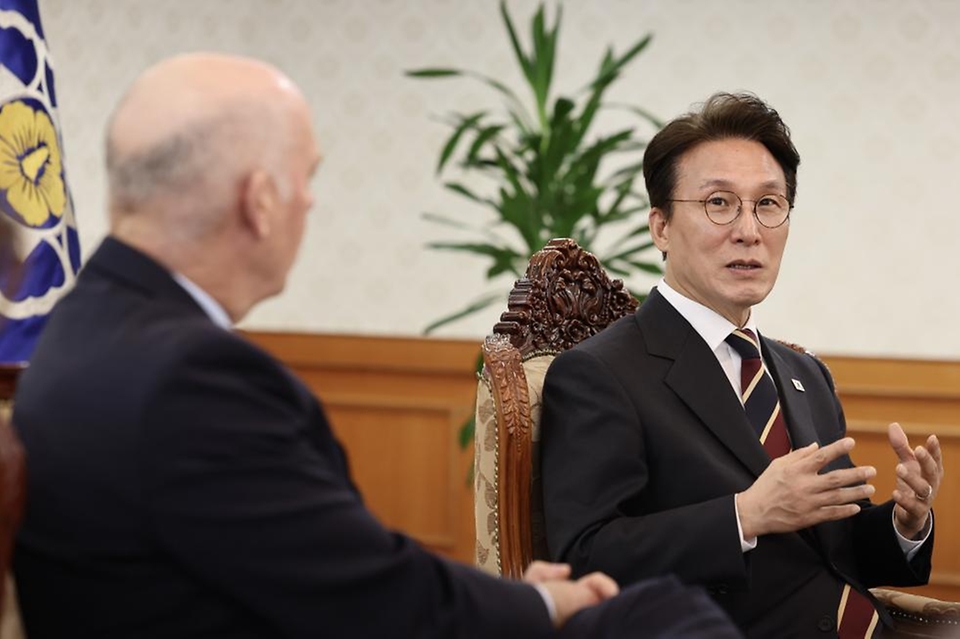 김민석 국무총리가 20일 세종대로 정부서울청사에서 그레그 지안포르테 美 몬태나 주지사를 접견, 인사 및 환담을 나누고 있다.