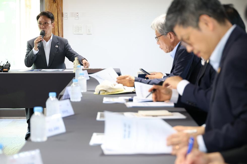 김민석 국무총리가 29일 경북 경주시 플레이스씨 갤러리에서 열린 APEC 문화·관광 분야 현장점검 회의에서 모두발언을 하고 있다.