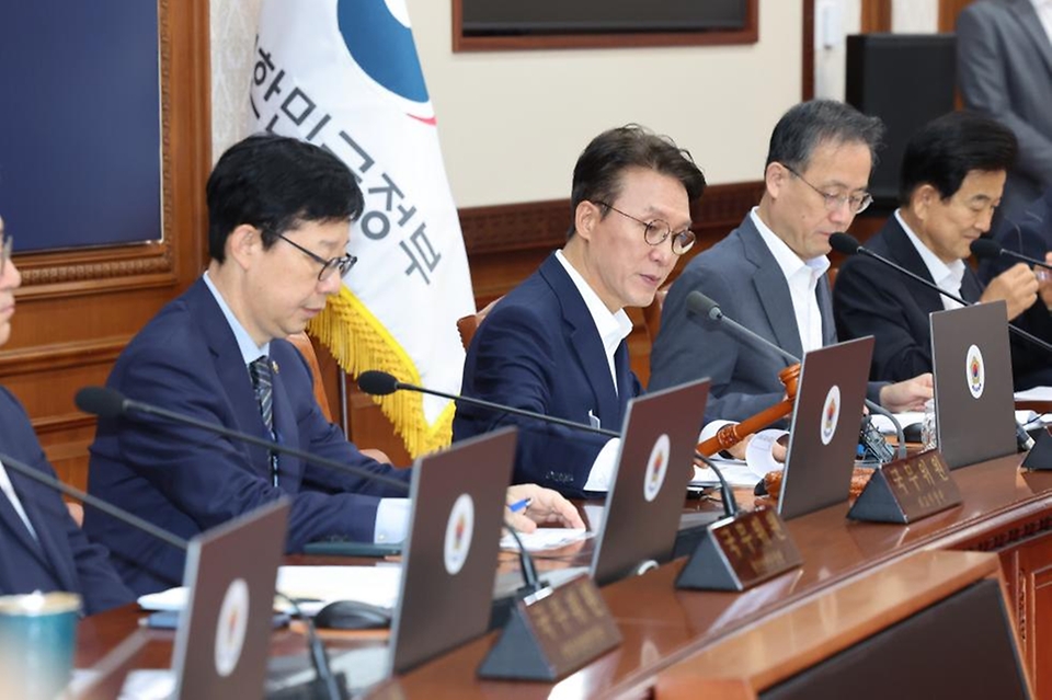 김민석 국무총리가 26일 세종대로 정부서울청사에서 열린 국무회의를 주재, 모두발언을 하고 있다.