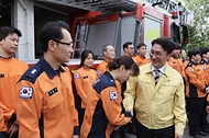 김민석 국무총리가 추석 연휴를 하루 앞둔 2일 종로구 종로소방서를 방문, 근무자들을 격려하고 있다.