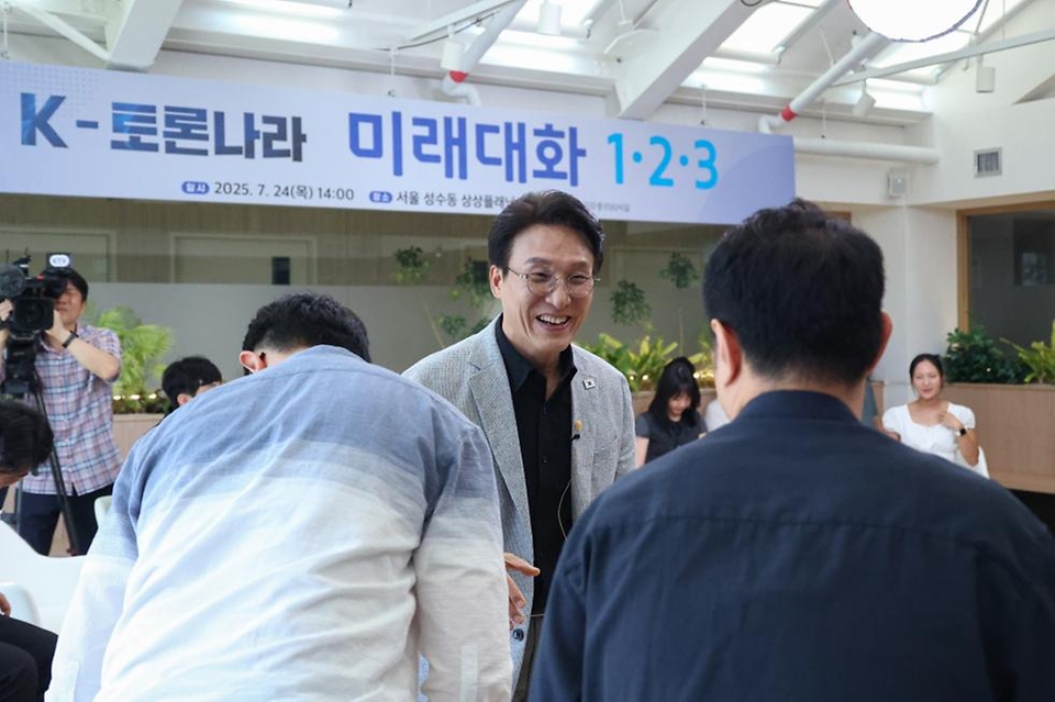 김민석 국무총리가 24일 성동구 상상플래닛에서 열린 '미래대화 1·2·3' 제1차 K-토론나라를 주재하고 있다.