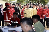 김민석 국무총리가 22일 충남 공주시 공산성 일대에서 열린 2025년 산불진화 통합훈련에 참석, 산불 진화 장비를 살펴보고 있다.