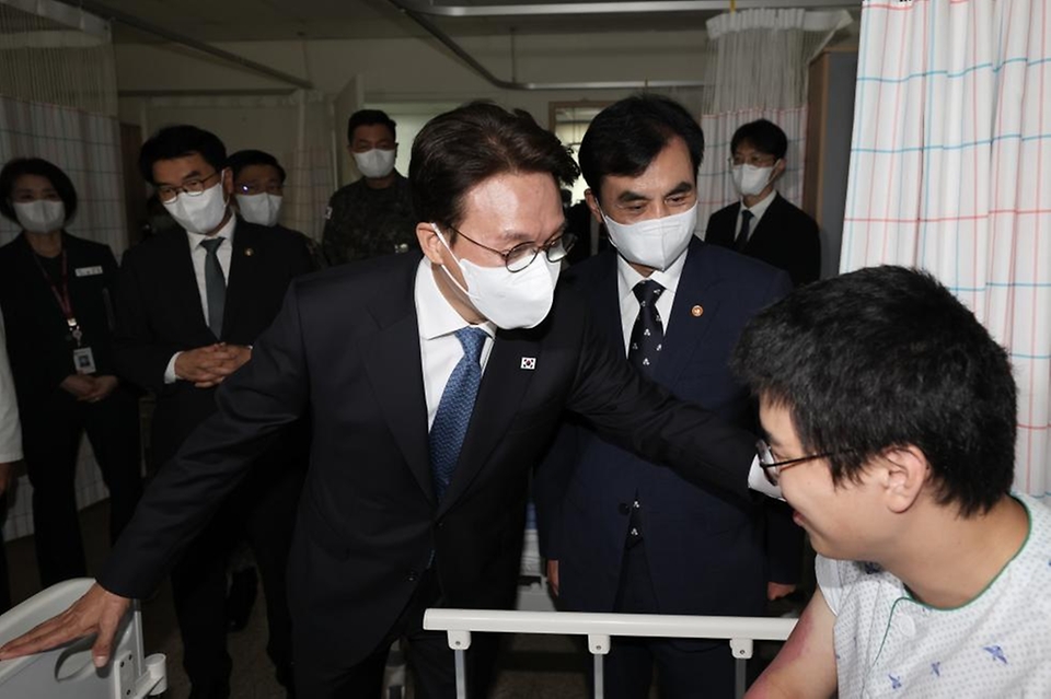 김민석 국무총리가 4일 경기도 성남시 국군수도병원을 방문, 입원 중인 병사를 위로하고 있다.