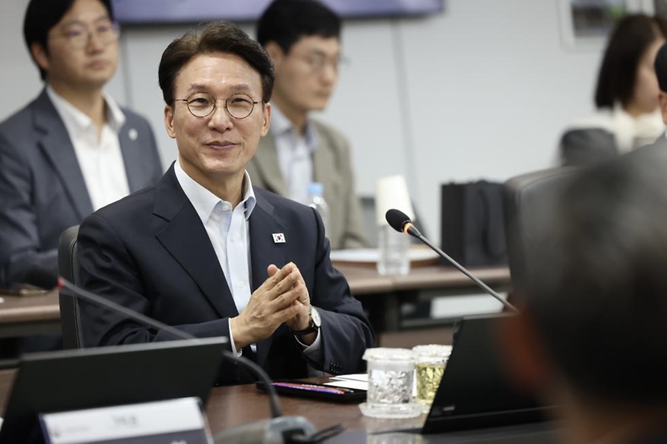 김민석 국무총리가 11일 경기도 용인시 처인구 용인 반도체 클러스터에서 열린 현장 간담회에서 모두 발언을 하고 있다.