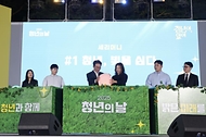 김민석 국무총리가 20일 종로구 청와대 녹지원에서 열린 청년의 날 기념식에서 유공자 포상 및 청년들과 함께 '청년, 빛을 심다' 세리머니를 하고 있다.