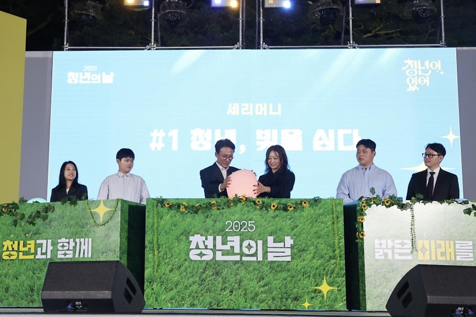 김민석 국무총리가 20일 종로구 청와대 녹지원에서 열린 청년의 날 기념식에서 유공자 포상 및 청년들과 함께 '청년, 빛을 심다' 세리머니를 하고 있다.