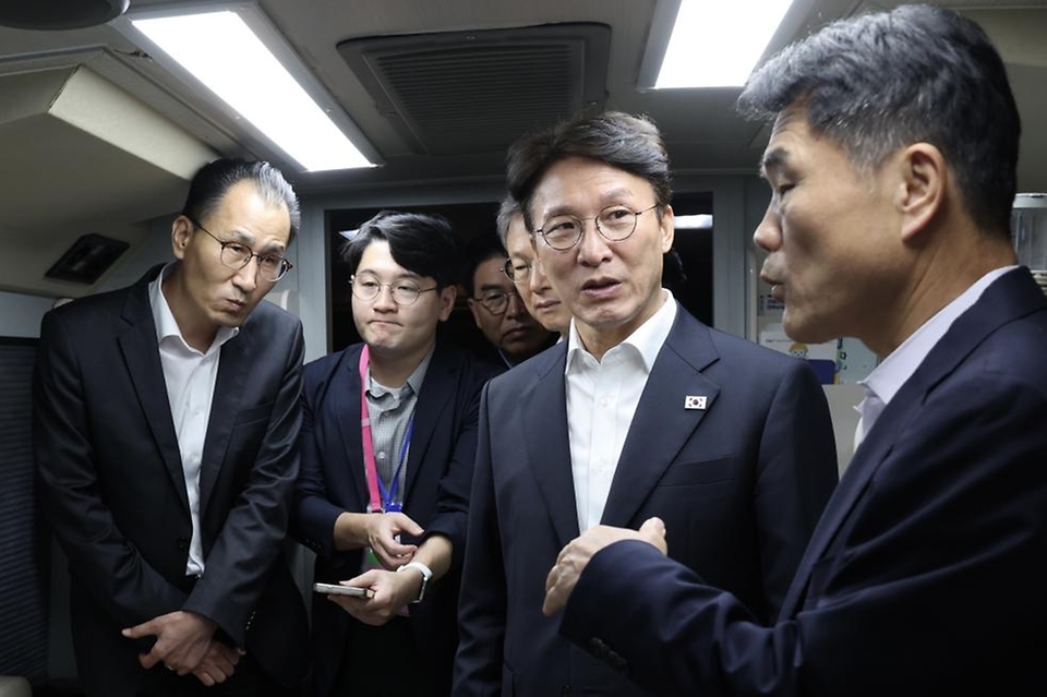 김민석 국무총리가 10일 구로구 남구로 새벽인력시장을 찾아 '종합지원 이동 상담버스'를 둘러보고 근로자들에게 떡을 나눠주고 있다.