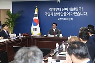 김민석 국무총리가 7일 종로구 국정기획위원회에서 열린 전체회의에 참석, 인사말을 하고 있다.
