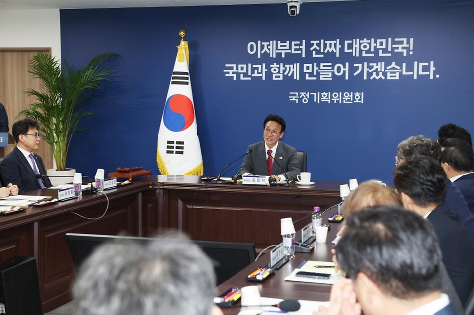 김민석 국무총리가 7일 종로구 국정기획위원회에서 열린 전체회의에 참석, 인사말을 하고 있다.