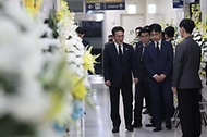 김민석 국무총리가 3일 세종시의 한 장례식장에 마련된 국가전산망 담당 행정안전부 공무원 빈소를 찾아 조문을 하고 있다.