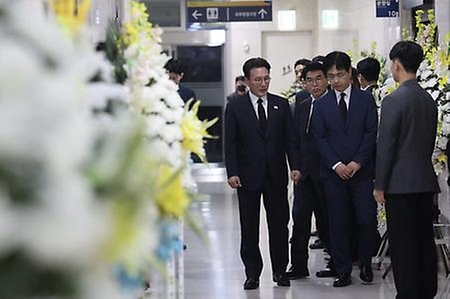 김민석 국무총리가 3일 세종시의 한 장례식장에 마련된 국가전산망 담당 행정안전부 공무원 빈소를 찾아 조문을 하고 있다.