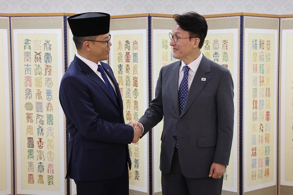 김민석 국무총리가 21일 세종대로 정부서울청사에서 수기오노 인도네시아 외교장관을 접견, 인사 및 환담을 나누고 있다.