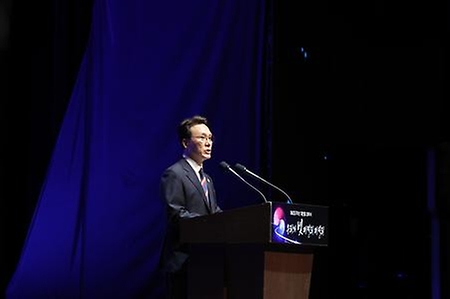 김민석 국무총리 3일 세종문화회관에서 열린 제4357주년 개천절 경축식에 참석, 경축사를 하고 있다.
