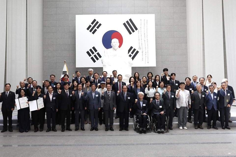 김민석 국무총리가 21일 용산구 백범김구기념관에서 열린 광복 80년 기념사업 추진위원회 출범식에서 민간위원에게 위촉장을 수여하고 광복 80년 기념사업추진위원회 1차 회의에서 모두발언을 하고 있다.