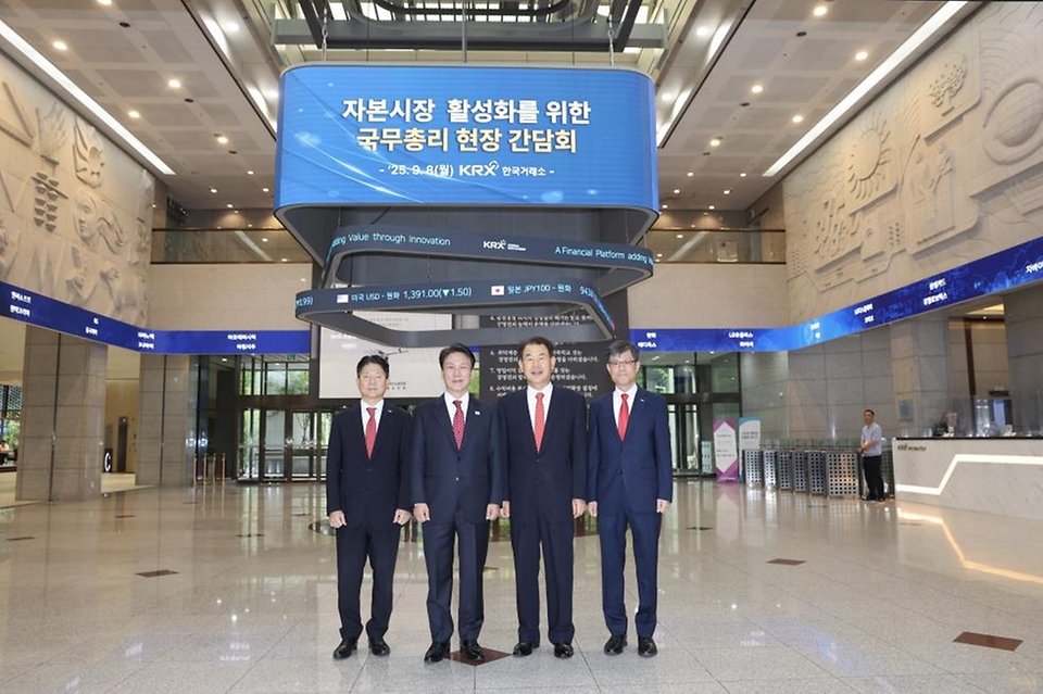 김민석 국무총리가 8일 여의도 KRX 사옥에서 열린 자본시장 활성화를 위한 현장 간담회에서 발언을 하고 있다.