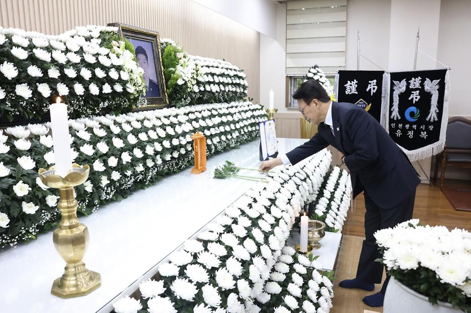 김민석 국무총리가 11일 인천 동구 한 장례식장에 마련된 해경 고(故) 이재석 경장 빈소를 찾아 조문을 하고 있다.