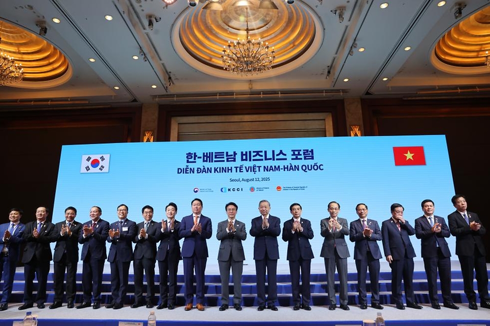 김민석 국무총리가 12일 중구 롯데호텔에서 열린 한-베트남 비즈니스 포럼에 참석, 기조연설을 하고 있다.