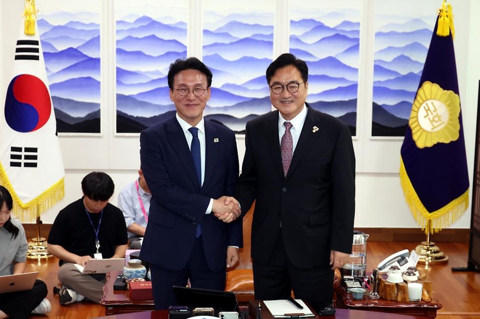 김민석 국무총리가 4일 여의도 국회 의장실에서 우원식 국회의장을 예방, 인사 및 환담을 나누고 있다.
